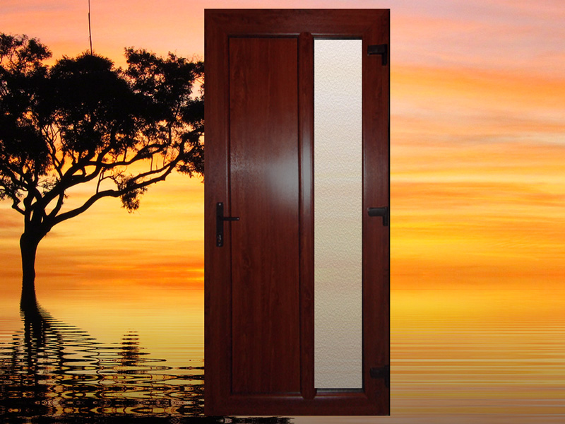 Vchodové dvere Vertical Glass MA v mahagónovej farbe. Dvere majú izolačné dvojsklo a sú dostupné v rozmeroch 88x200 cm a 98x200 cm.